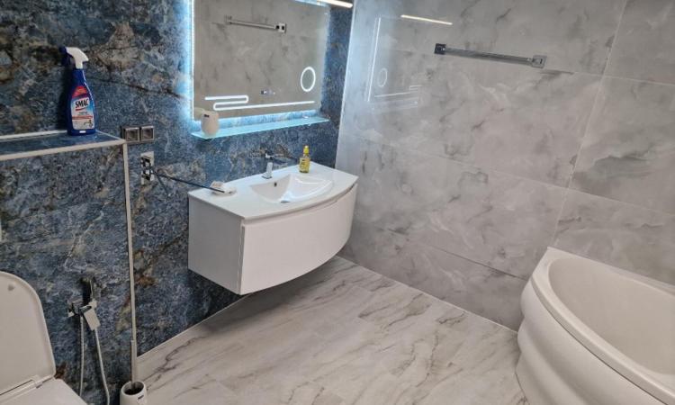 Piata Romana, de inchiriat -5 camere, apartament nou in vila, parter, sect 1