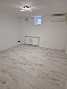 Piata Romana,  de inchiriat -5 camere, apartament nou in vila, parter, sect 1