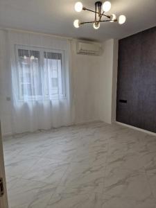 Piata Romana,  de inchiriat -5 camere, apartament nou in vila, parter, sect 1