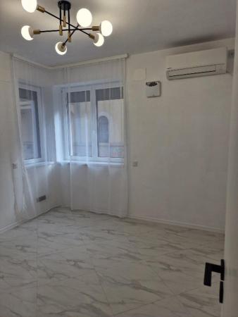 Piata Romana,  de inchiriat -5 camere, apartament nou in vila, parter, sect 1