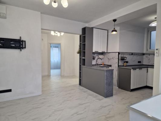 Piata Romana,  de inchiriat -5 camere, apartament nou in vila, parter, sect 1