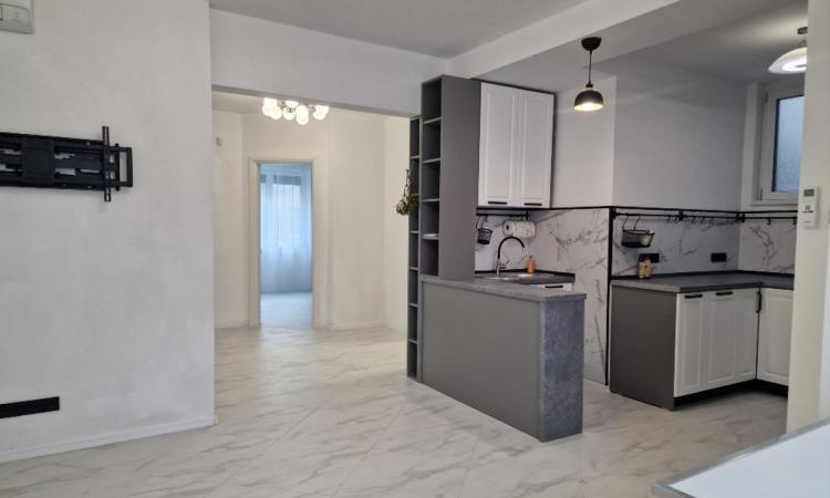 Piata Romana, de inchiriat -5 camere, apartament nou in vila, parter, sect 1