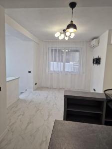 Piata Romana,  de inchiriat -5 camere, apartament nou in vila, parter, sect 1