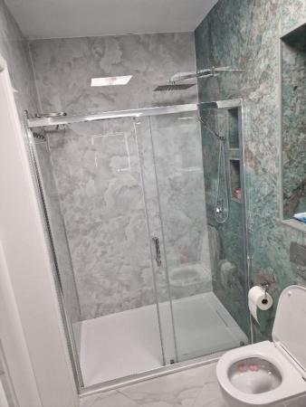Piata Romana,  de inchiriat -5 camere, apartament nou in vila, parter, sect 1