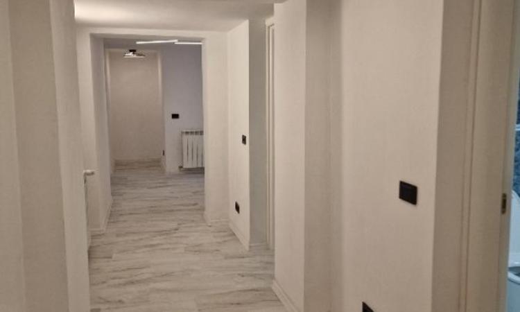 Piata Romana, de inchiriat -5 camere, apartament nou in vila, parter, sect 1