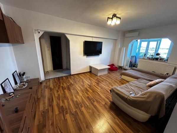 Bulevardul 1 Decembrie 1918, 3 camere cu balcon etj 4/8 cu balcon -apartament de inchiriat
