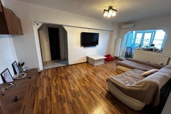 Bulevardul 1 Decembrie 1918, 3 camere cu balcon etj 4/8 cu balcon -apartament de inchiriat