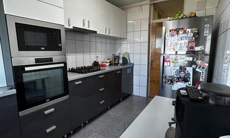 Bulevardul 1 Decembrie 1918, 3 camere cu balcon etj 4/8 cu balcon -apartament de inchiriat