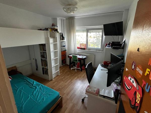 Bulevardul 1 Decembrie 1918, 3 camere cu balcon etj 4/8 cu balcon -apartament de inchiriat