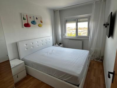 Bulevardul 1 Decembrie 1918, 3 camere cu balcon etj 4/8 cu balcon -apartament de inchiriat