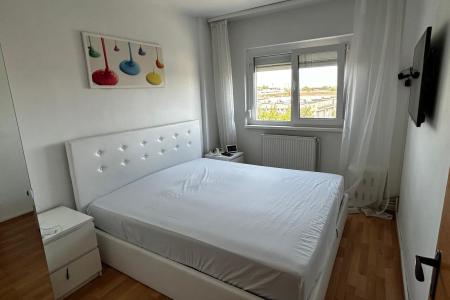 Bulevardul 1 Decembrie 1918, 3 camere cu balcon etj 4/8 cu balcon -apartament de inchiriat