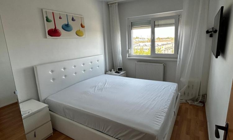 Bulevardul 1 Decembrie 1918, 3 camere cu balcon etj 4/8 cu balcon -apartament de inchiriat