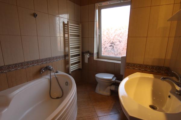 Primaverii Apartament in vila cu 2 dormitoare 2 bai de inchiriat. Single expat. Chic@ A la Provence