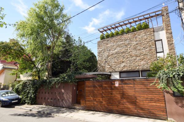 Vila individuala - Aviatiei - 4 dormitoare - 5 bai - 310 mp utili