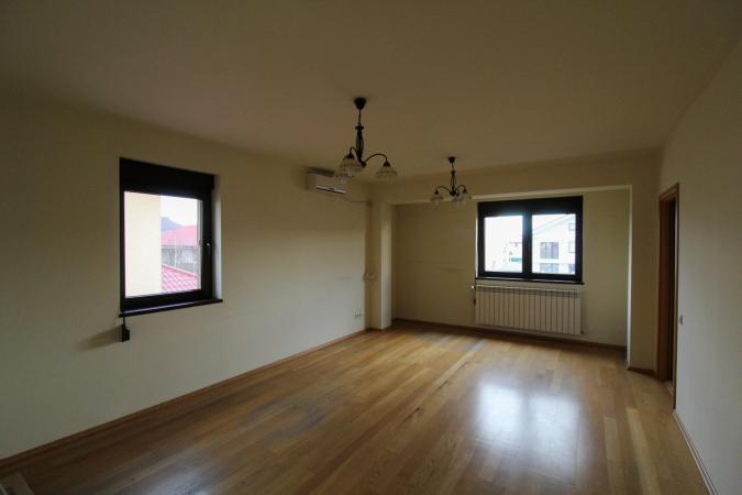 Villa in the Straulesti lake area - B + GF + 1 + AT - own courtyard