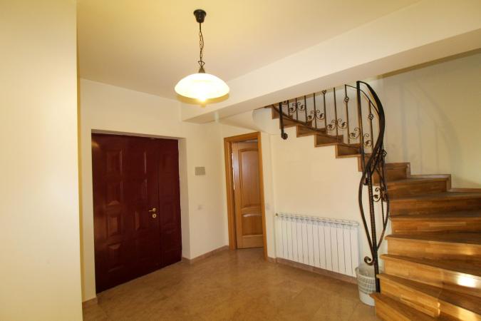 Villa in the Straulesti lake area - B + GF + 1 + AT - own courtyard