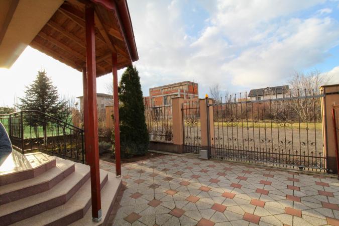 Villa in the Straulesti lake area - B + GF + 1 + AT - own courtyard
