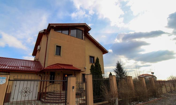 Villa in the Straulesti lake area - B + GF + 1 + AT - own courtyard