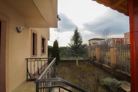 Villa in the Straulesti lake area - B + GF + 1 + AT - own courtyard