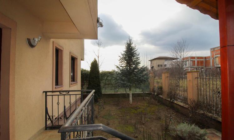 Villa in the Straulesti lake area - B + GF + 1 + AT - own courtyard