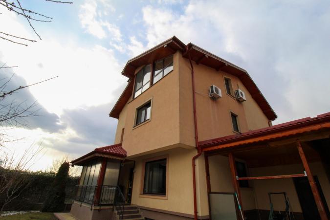 Villa in the Straulesti lake area - B + GF + 1 + AT - own courtyard