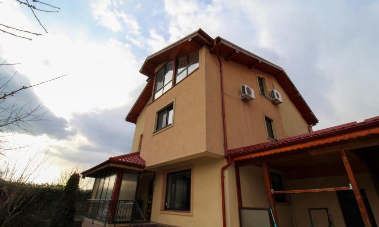 Villa in the Straulesti lake area - B + GF + 1 + AT - own courtyard