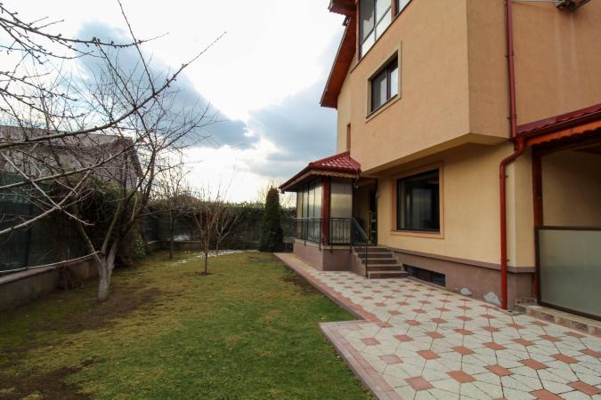 Villa in the Straulesti lake area - B + GF + 1 + AT - own courtyard
