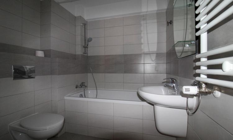 4-room apartment - new complex - Damaroaia
