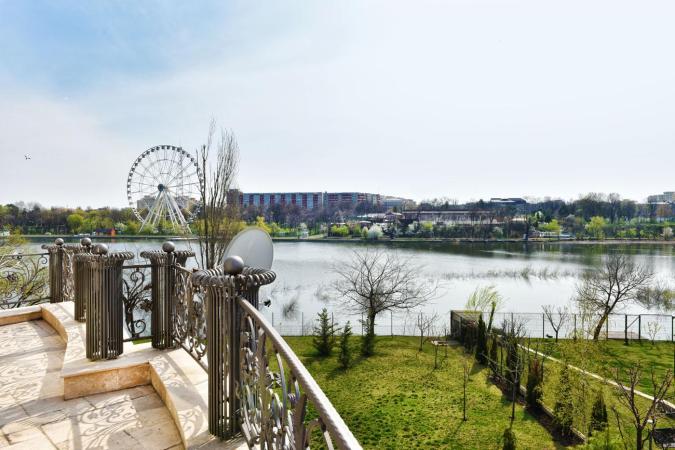 Vila Lux pe malul lacului tei