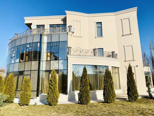 Vila Lux pe malul lacului tei