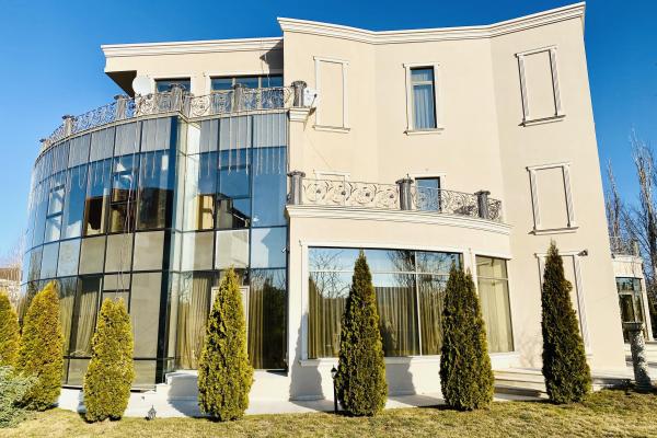 Vila Lux pe malul lacului tei