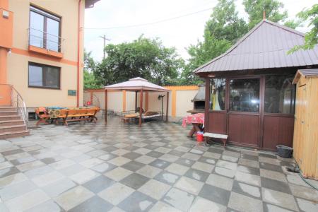 Vila 10 camere-Depou Colentina-Zona linistita- Singur in curte