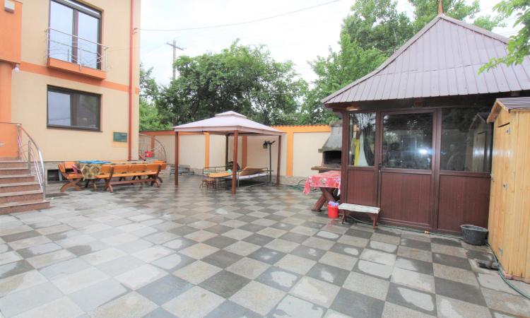 Vila 10 camere-Depou Colentina-Zona linistita- Singur in curte