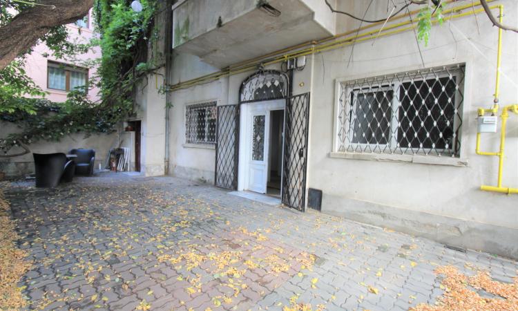 2 rooms apartment-Dorobanti area-Stefan cel Mare-Common yard