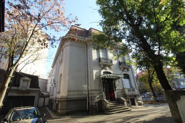 Vila 16 camere 900mp - curte proprie 400mp - 10 locuri parcare - Piata Romana