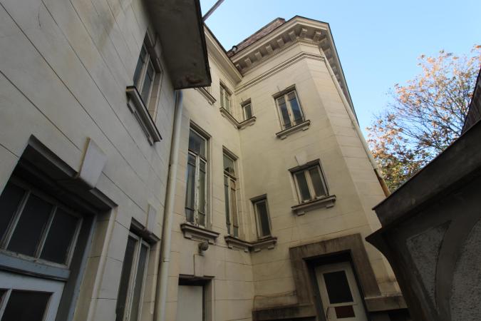 Vila 16 camere 900mp - curte proprie 400mp - 10 locuri parcare - Piata Romana