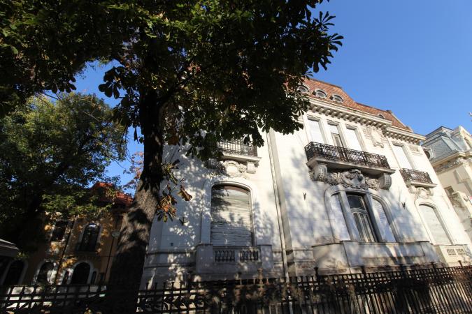 Vila 16 camere 900mp - curte proprie 400mp - 10 locuri parcare - Piata Romana