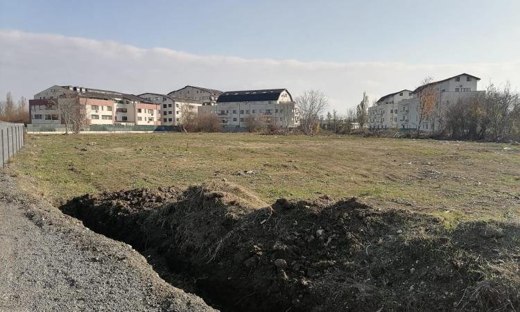 Vanzare teren pe malul lacului Sisesti - constructie Vila superba