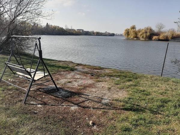 Vanzare teren pe malul lacului Sisesti - constructie Vila superba