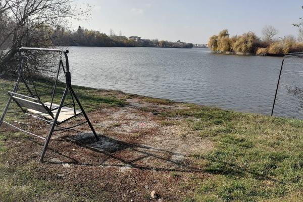 Vanzare teren pe malul lacului Sisesti - constructie Vila superba