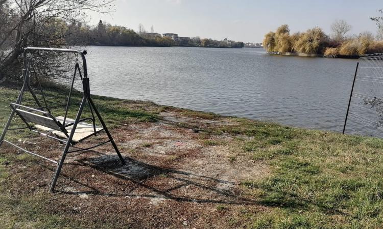 Vanzare teren pe malul lacului Sisesti - constructie Vila superba
