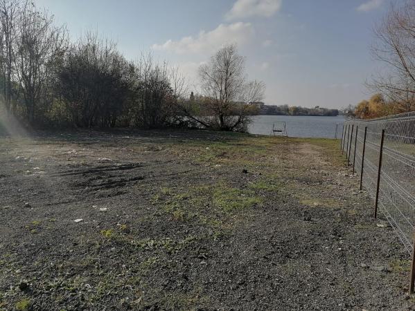 Vanzare teren pe malul lacului Sisesti - constructie Vila superba