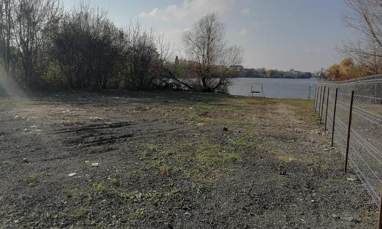 Vanzare teren pe malul lacului Sisesti - constructie Vila superba