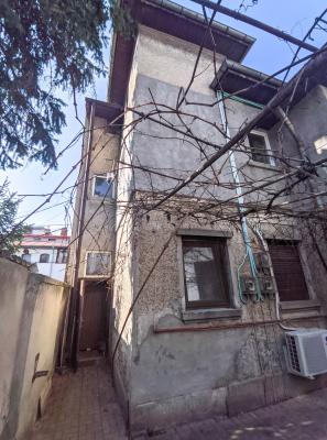 Casa individuala  6 camere Titulescu - Calea Grivitei  curte 35mp