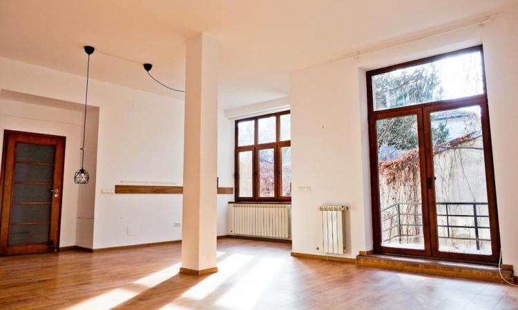 Renovated singular vila - Cotroceni- Eroilor- own yard