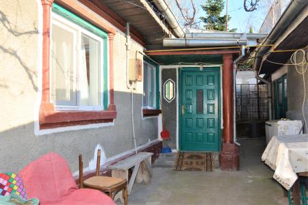 Vanzare casa batraneasca pe malul lacului Plumbuita