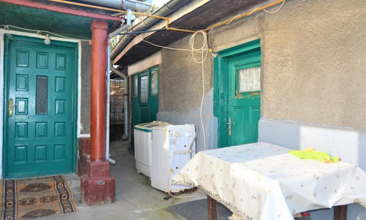 Vanzare casa batraneasca pe malul lacului Plumbuita