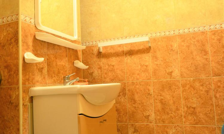 Vanzare apartament spațios, renovat, 3 camere Lacul Tei