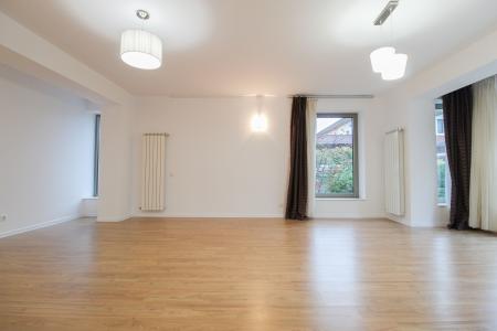 Apartament 168 mpu la parteul unei vile - Curte proprie- Straulesti