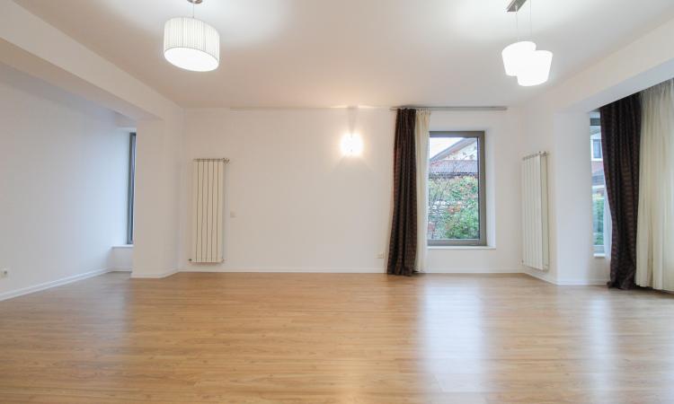 Apartament 168 mpu la parteul unei vile - Curte proprie- Straulesti